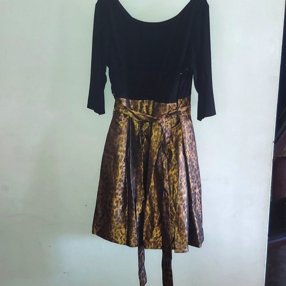 BNWOT Size 24W Jessica Howard cocktail Dress with gold designs - Picture 3 of 12